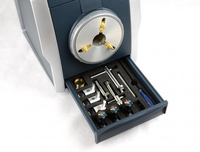 Machine compacte de gravure de bijoux adaptée aux bagues, alliances et bracelets