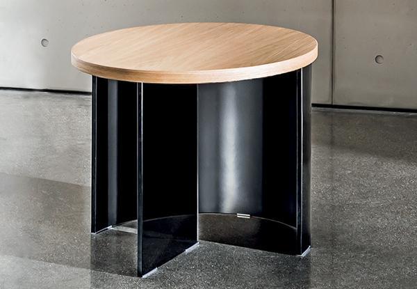 Table basse Regolo Round - ronde en chêne plaqué avec base en verre fumé et design Lievore Altherr Molina_1