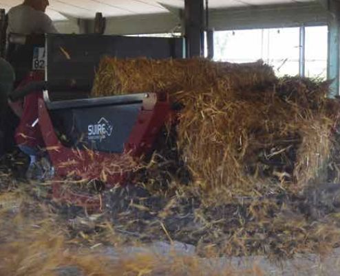 Machine agricole pour paillage de balles rondes de paille