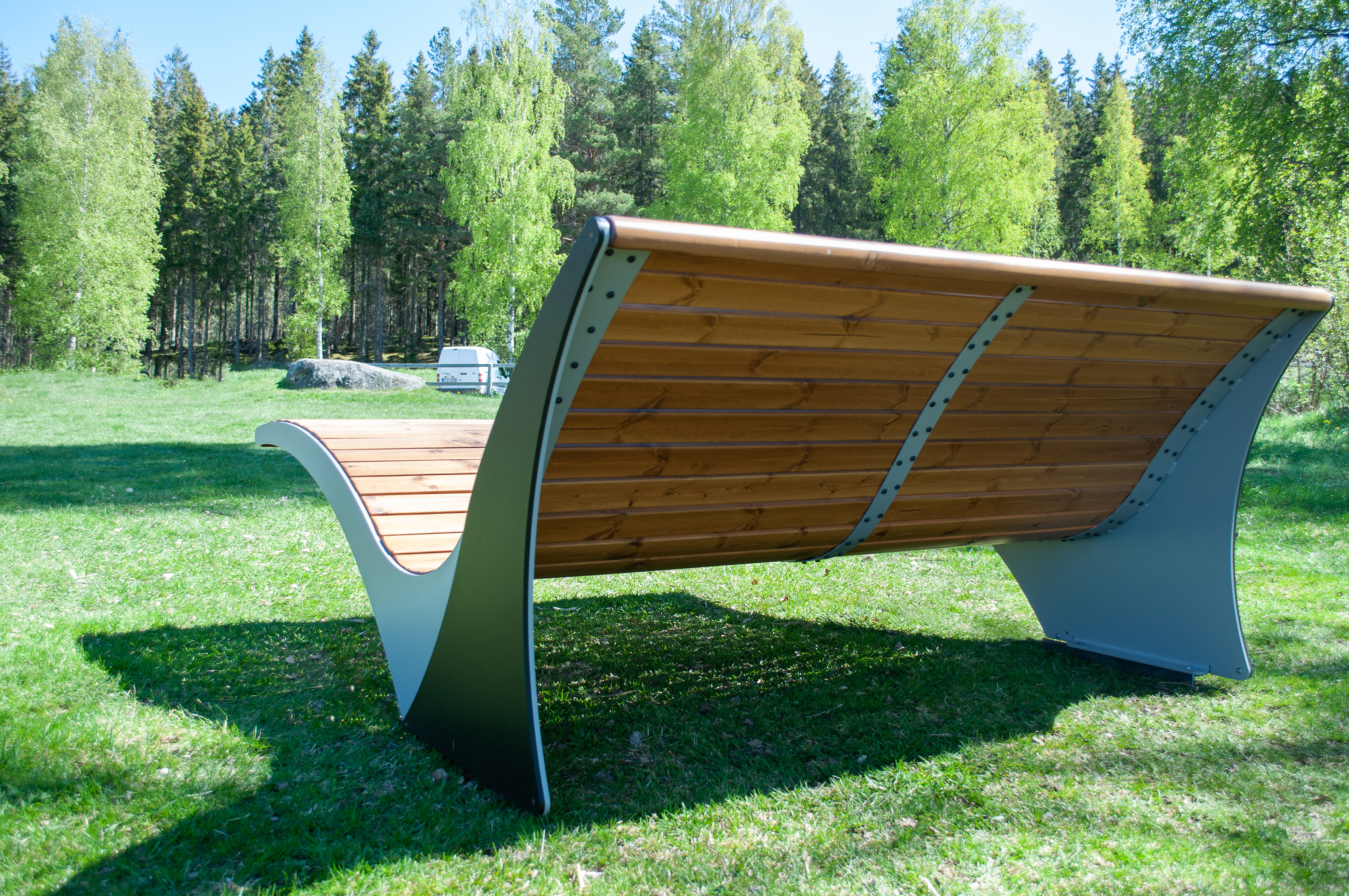 Banc public Sunbed Solberga réf 8090426 - Hags - 1,8m en pin scandinave et acier recyclable_1