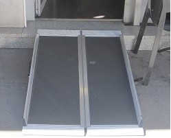 Rampe pour PMR de 130 à 190 cm - Aluminium, transportable avec poignée et revêtement antidérapant_1