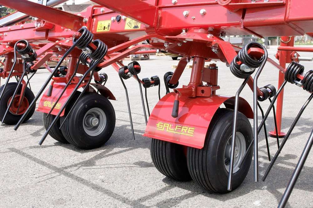 Mod. GTS Faneuses rotatives - Galfrè Domenico & C. S.R.L - Largeur de travail 2,80 m à 5,20 m - Robustesse et performance_1