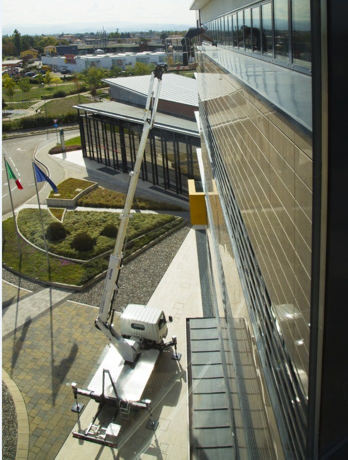 Scorpion 2112 J sur camion Nissan - nacelle Oil & Steel France - 21m de hauteur de travail_1