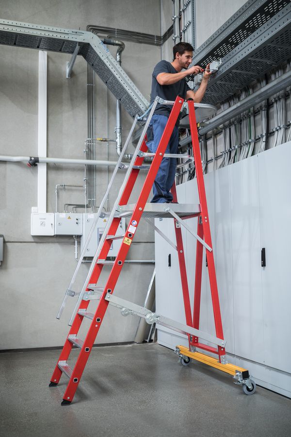 Plate-forme de travail repliable en fibre de verre et aluminium - 650 x 600 mm - Garde-corps et marches striées_1