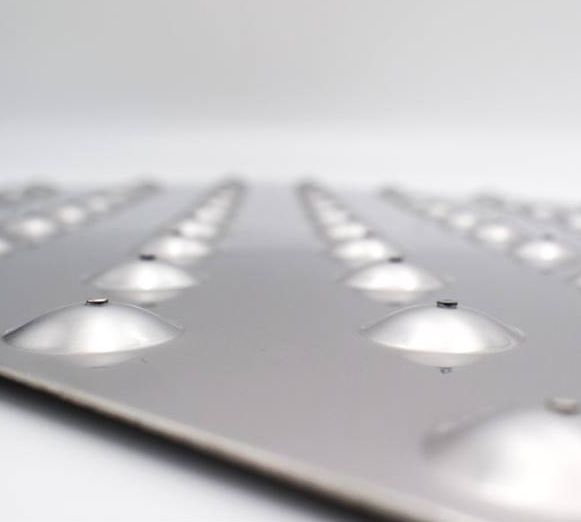 Bande d’éveil à la vigilance en inox - Direct Signalétique - 412 x 600 mm - Fixation par vissage - Intérieur / extérieur_1