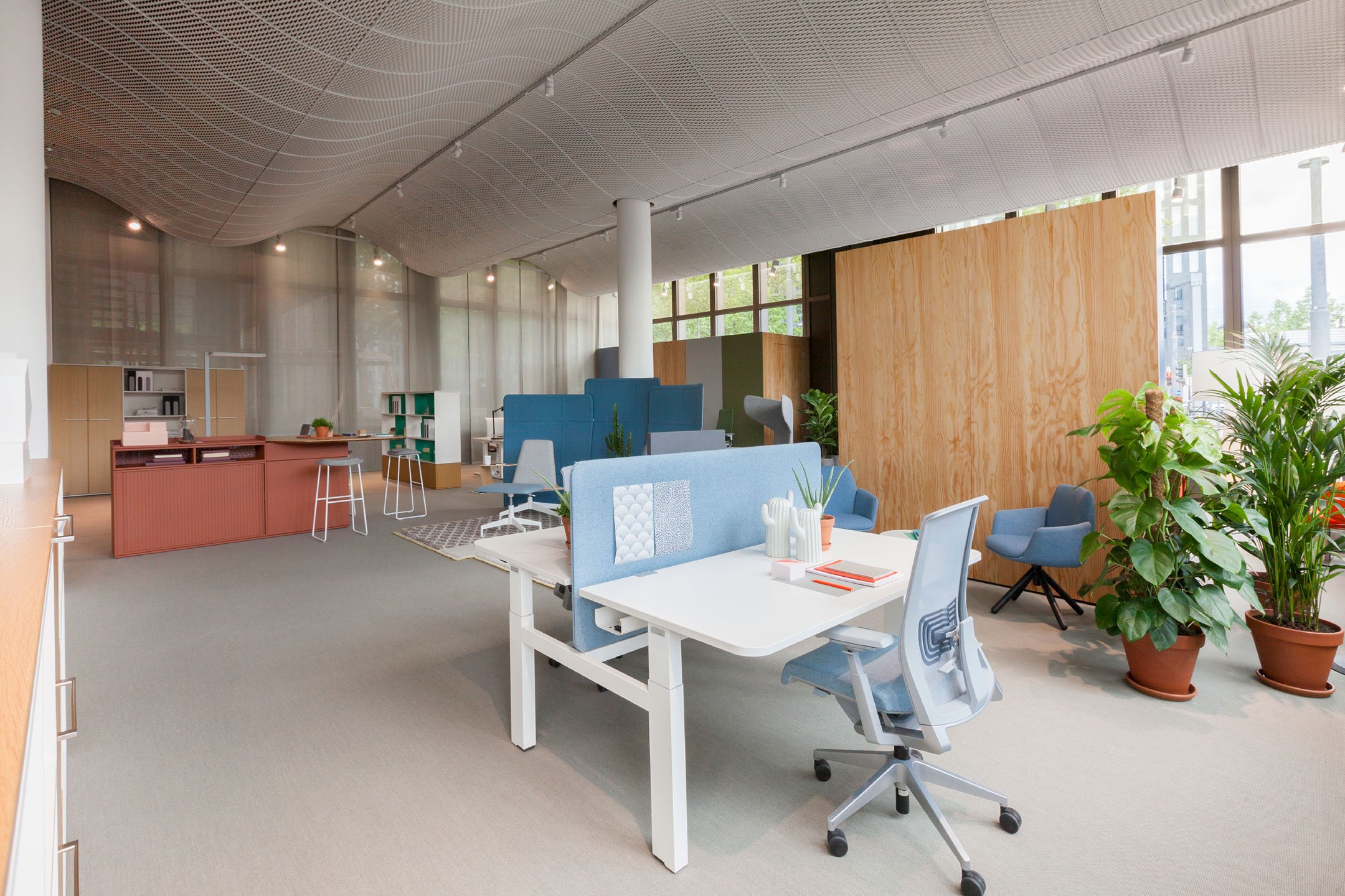 Bureau open space fonctionnel et esthétique pour postes collaboratifs_1