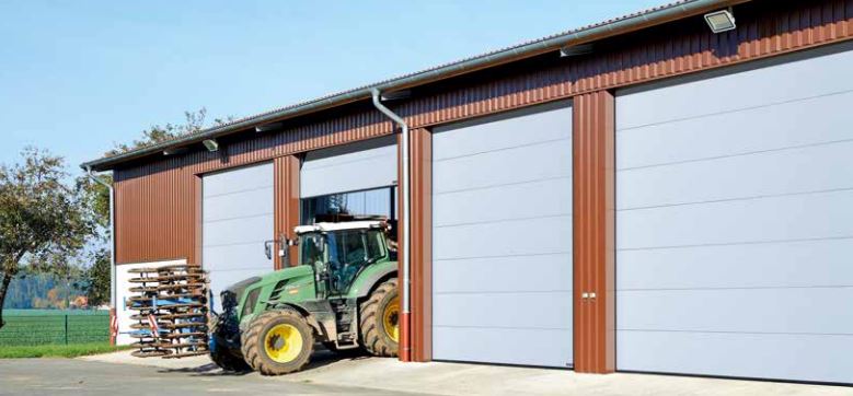 Porte sectionnelle industrielle motorisée - APU F40 Basic - Socle en acier à rainures et vastes vitrages_1