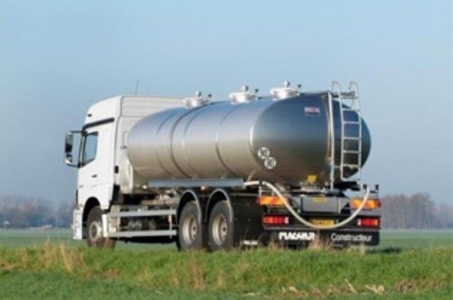 Remorque de collecte de lait avec compartiments multiples