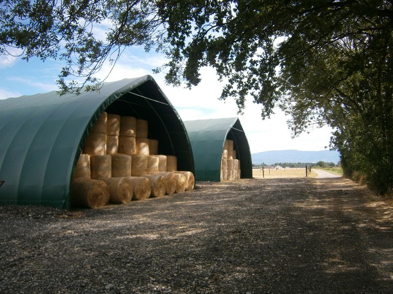Tunnel de stockage cathédrale - ouvert - structure en acier avec couverture en PVC et fondation béton_1