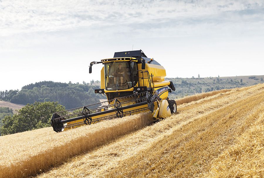 Machine agricole New Holland TC5.80 avec trémie de 6 400 litres