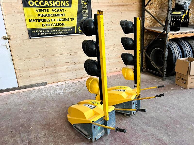 FEUX DE CHANTIER TRICOLORES tts tempo avec telecommande d'occasion_1