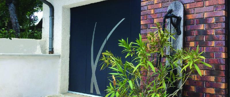 Porte de garage sectionnelle latérale - nombreux choix de finitions et cadre noir améliorant l'esthétique_1