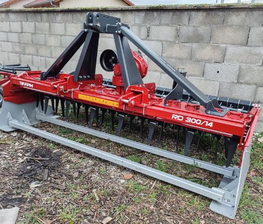 Équipement de travail du sol avec largeur réglable de 1.6 à 3 mètres