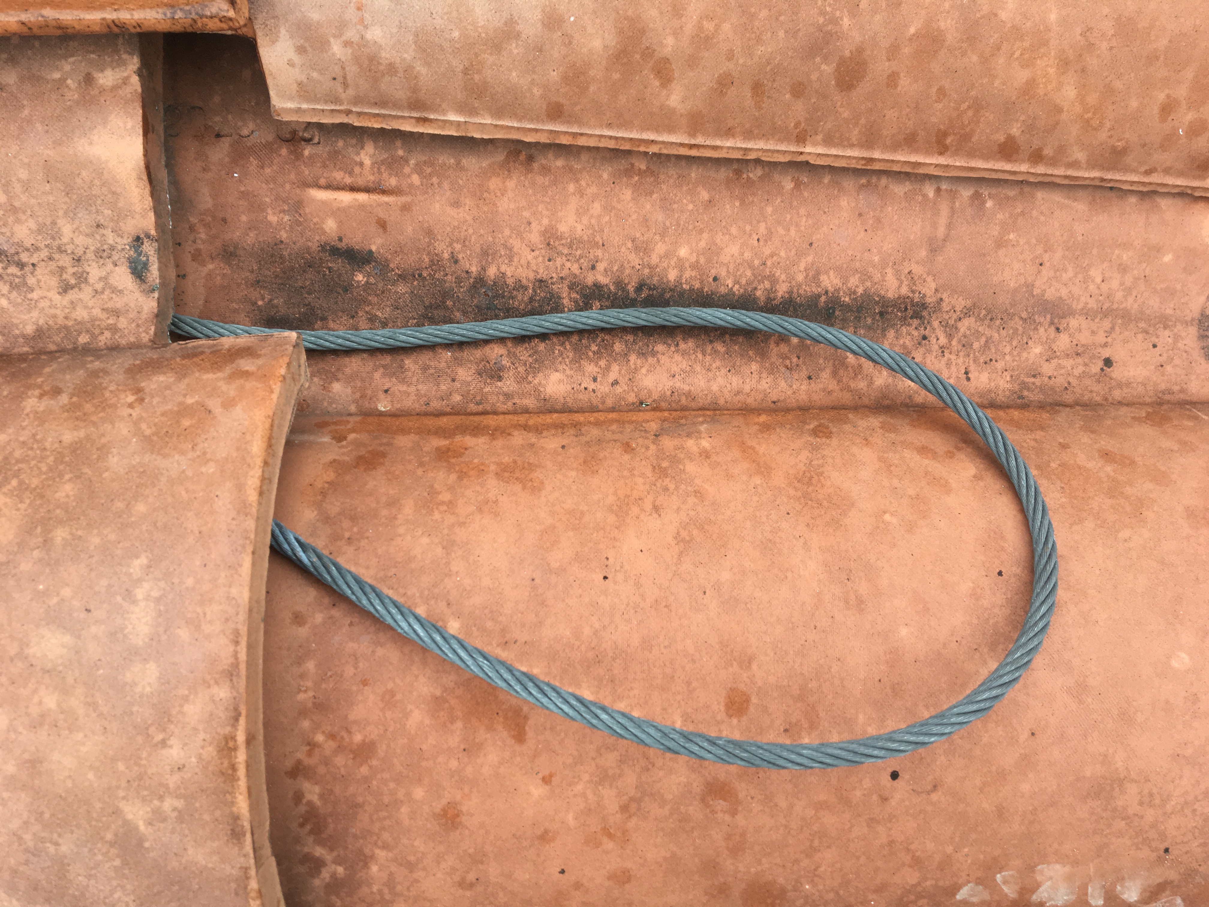 Platine d'Ancrage pour toiture tuile: dispositif de protection contre les chutes de hauteur_1