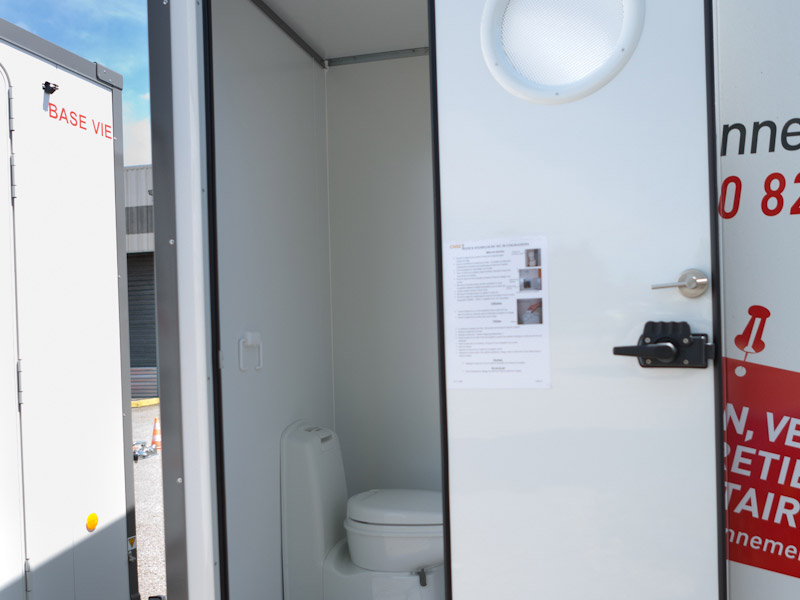 Roulotte de chantier base de vie - 4 à 12 personnes - Équipée WC, vestiaires, panneaux solaires, kitchenette_2