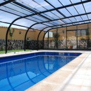 Abri piscine haut fixe en polycarbonate - doubles trappes relevables et portes coulissantes double vantaux_1