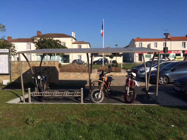 Abris vélo ouvert / structure en acier / toiture en polycarbonate_1