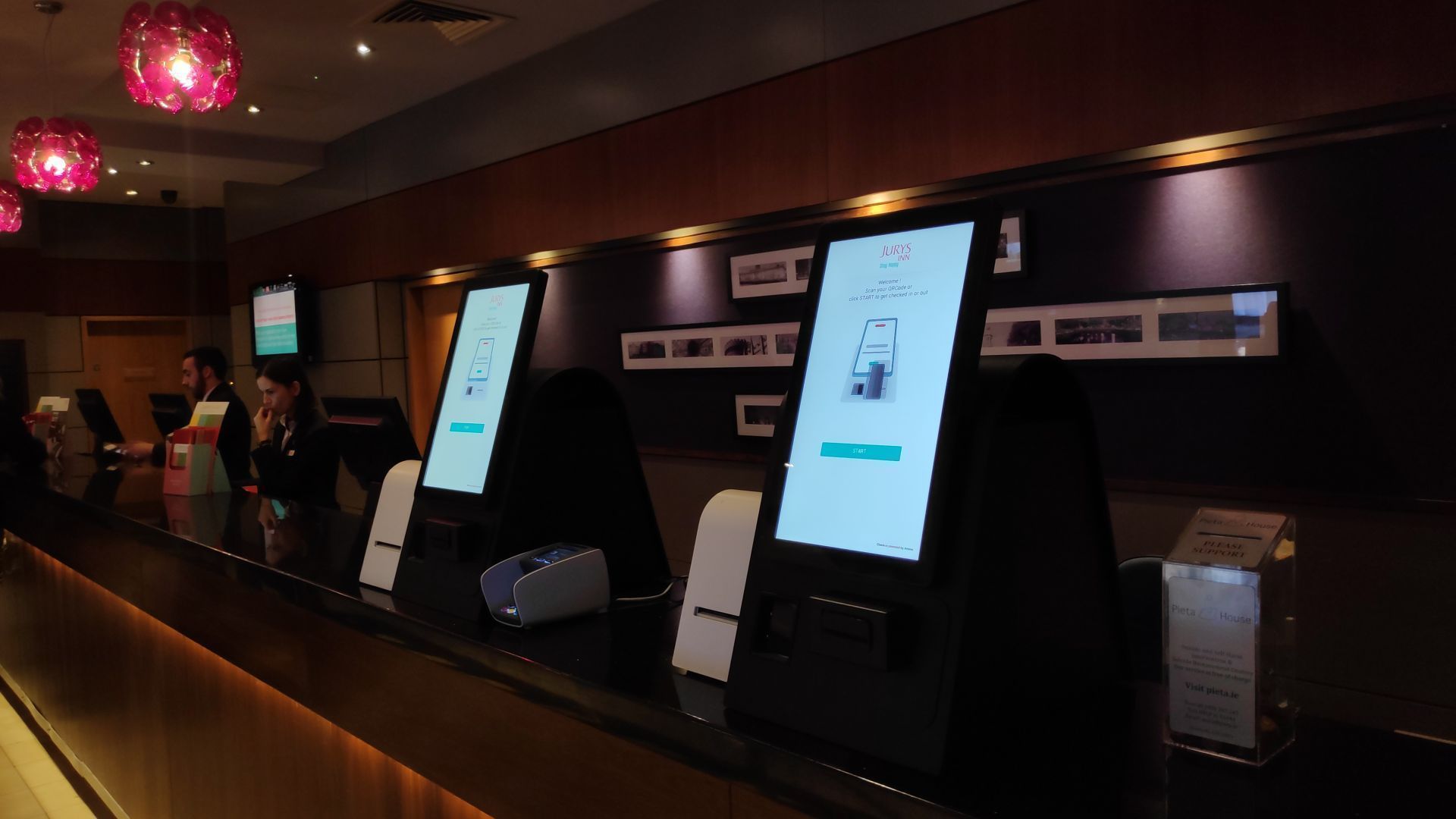 Borne de paiement et check-in intérieure pour hôtel_2