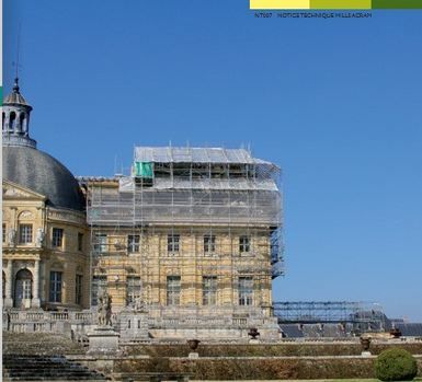 Système d'échafaudage multiniveaux avec garde-corps innovant