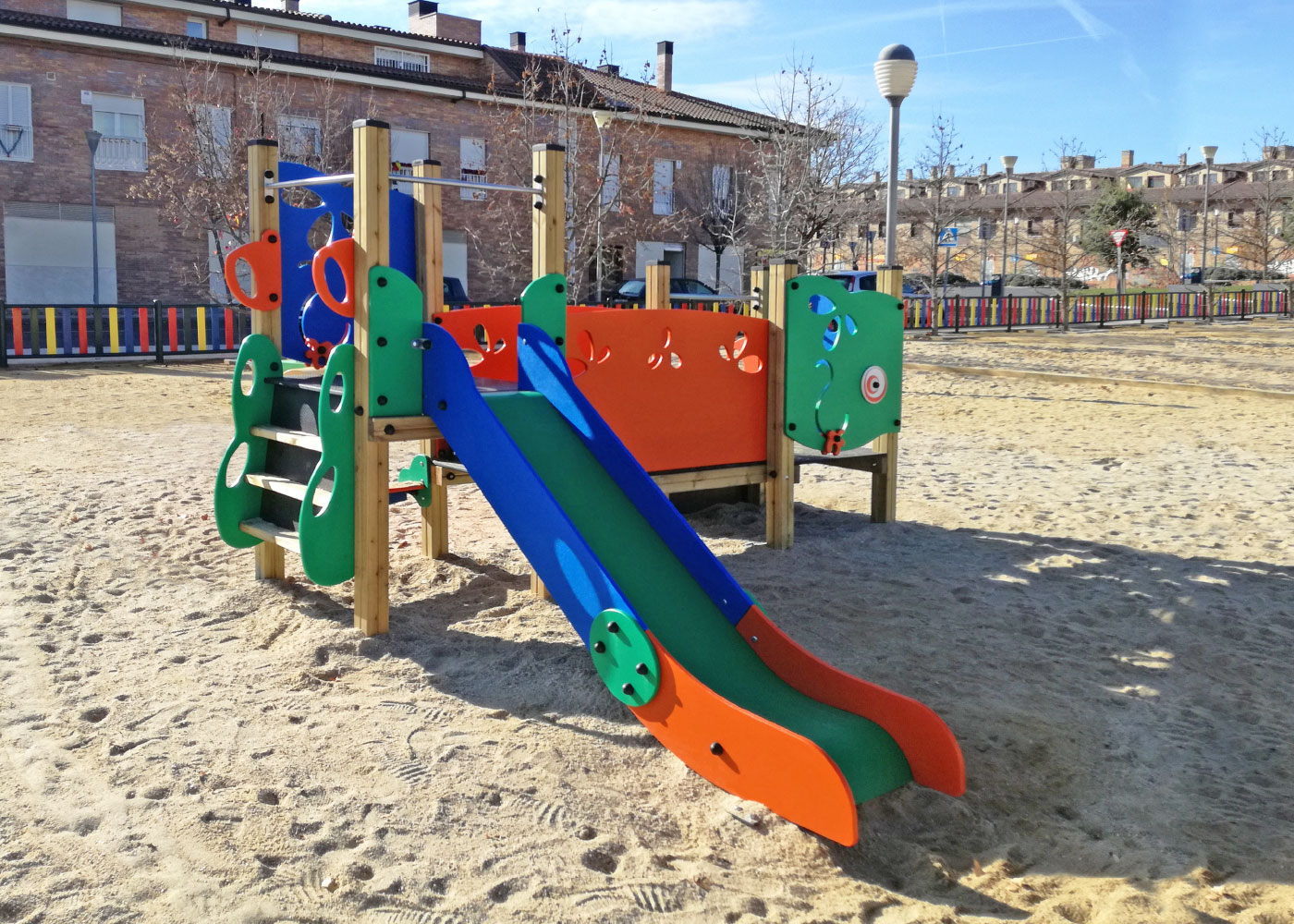 Structure de jeu Mina JEK07 - Bois lamellé, panneaux ECOPLAY et filets anti-vandalisme_1