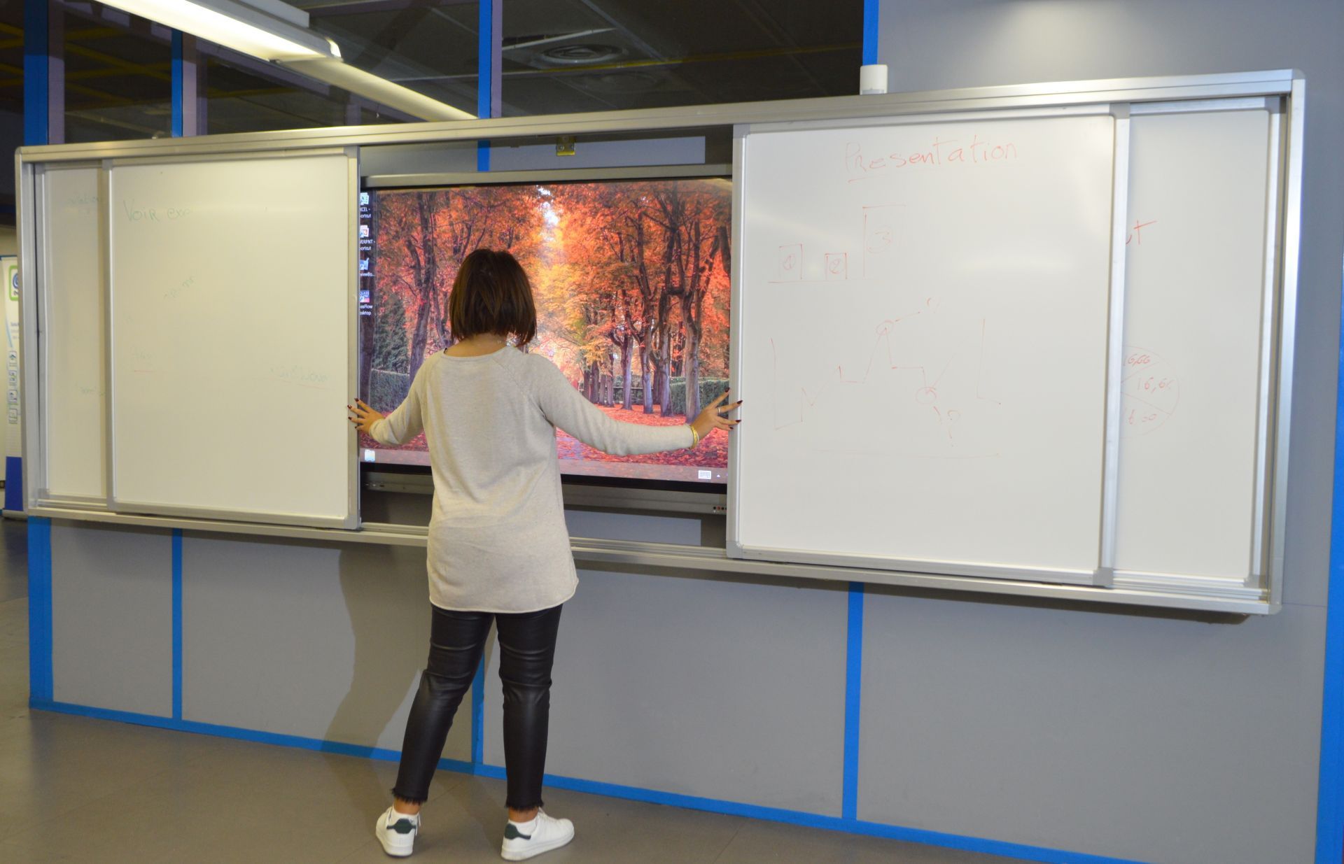 Structure murale avec tableaux blancs coulissants