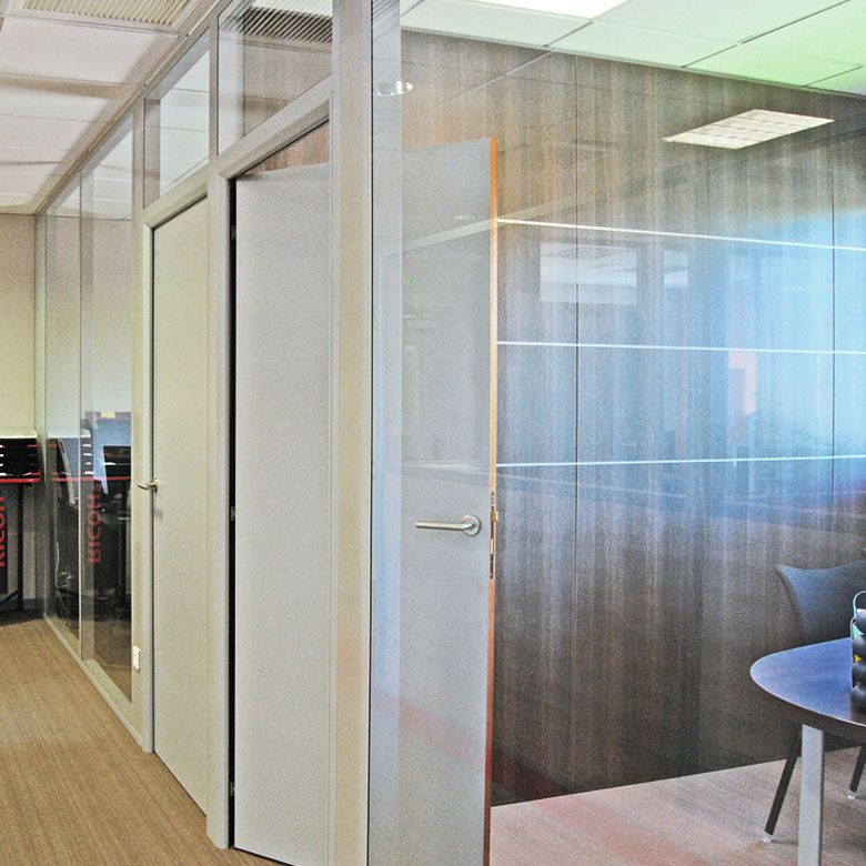 Evajoncia - Cloisons amovibles en aluminium - Isolation acoustique laine de 85 mm - Panneaux décor bois_1