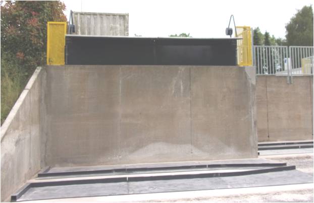 Rails universels pour compacteurs à déchets en déchetteries