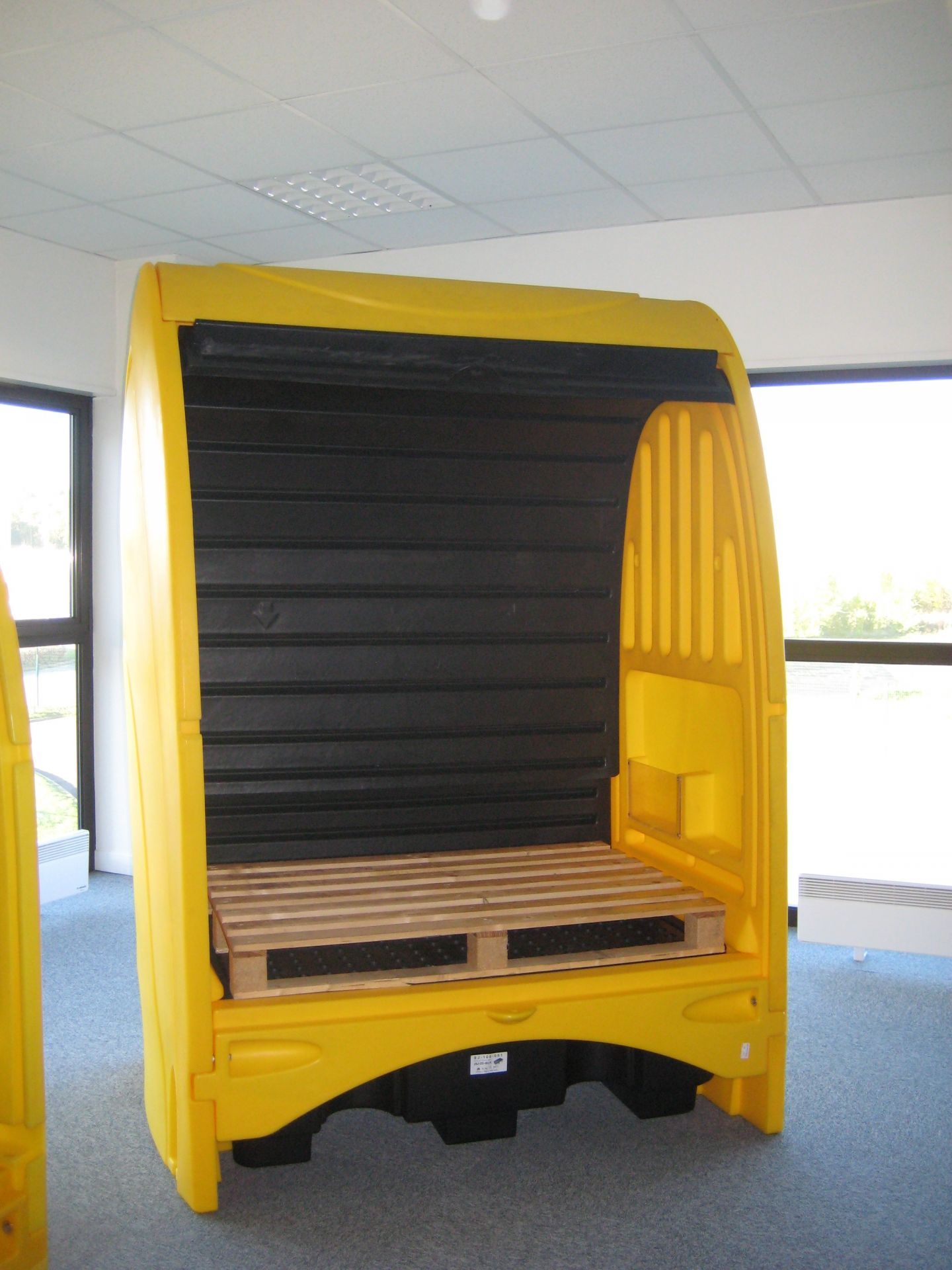 Box de rétention en polyéthylène - stockage de 4 fûts de 220 L - produits corrosifs - BECO-BOX4F485_1