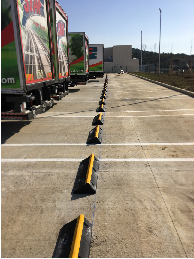 Butée TruckStop - cale de roues en caoutchouc recyclé pour poids lourds et véhicules grands gabarits - fixation solide_1