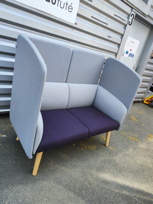 Canapé 2 places SEDUS avec séparation visuelle - d'occasion - pieds en bois - design moderne_1