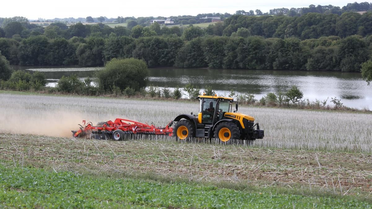 Machine agricole pour travail superficiel du sol après récolte