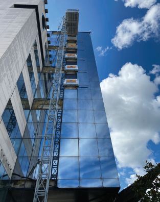 Ascenseur de chantier 2000 kg - ouverture toute largeur pour palettes - location avec montage et formation_1