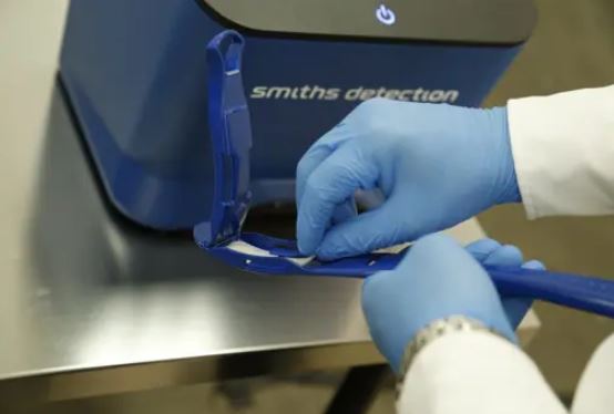 Système de bureau compact pour identifier des traces d'explosifs et drogues