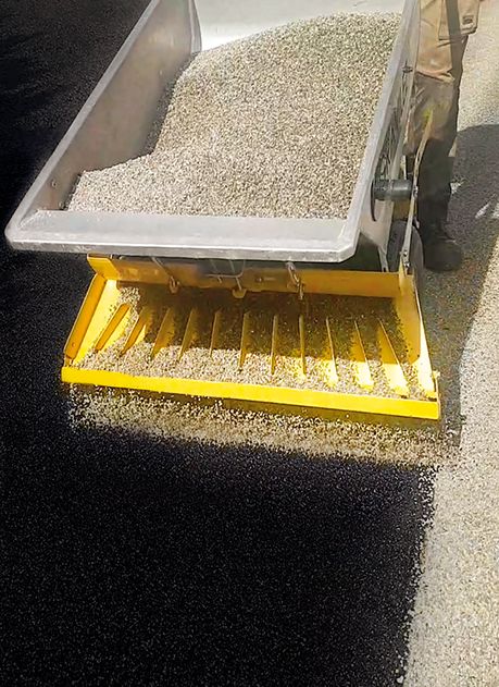 Équipement de manutention Gravilez pour distribution de gravier en pente