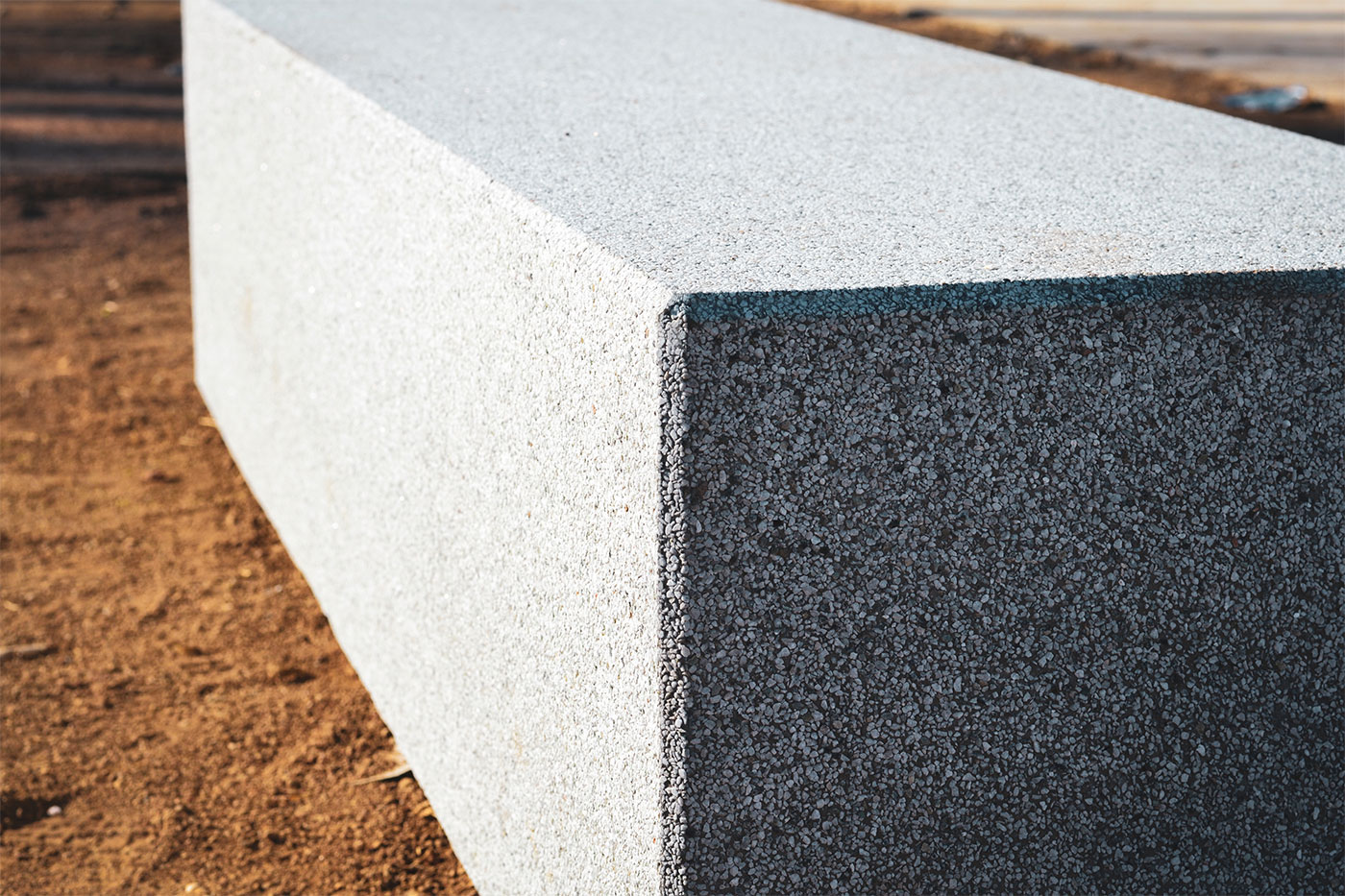 Banc public Kube UM372 - béton préfabriqué gris granite rugueux_1