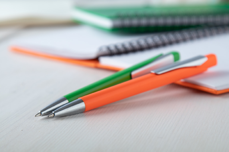 Stylo à bille en plastique - attributs argentés - encre bleue - couleur orange - 9g_1