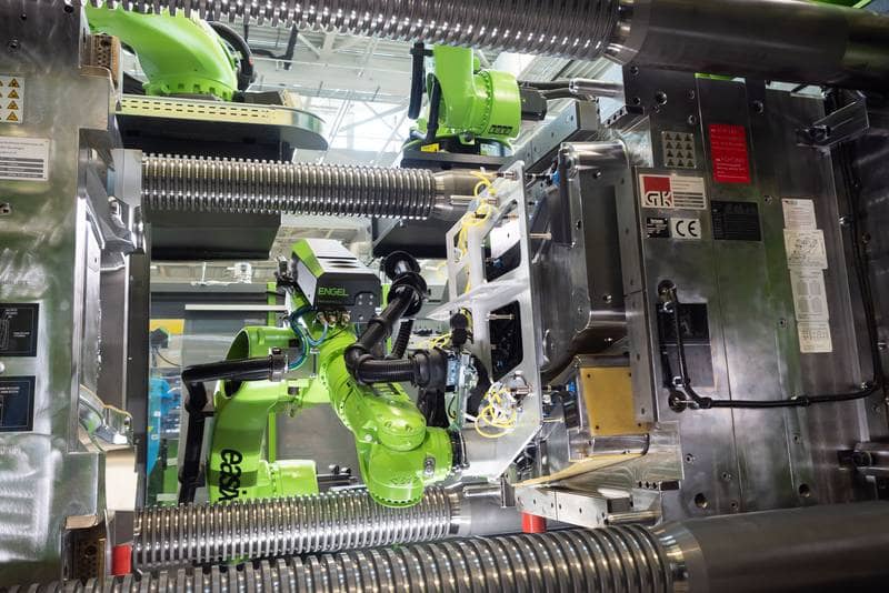 Robot articulé industriel - Pour tâches précises et flexibles - Easix - Engel France_1