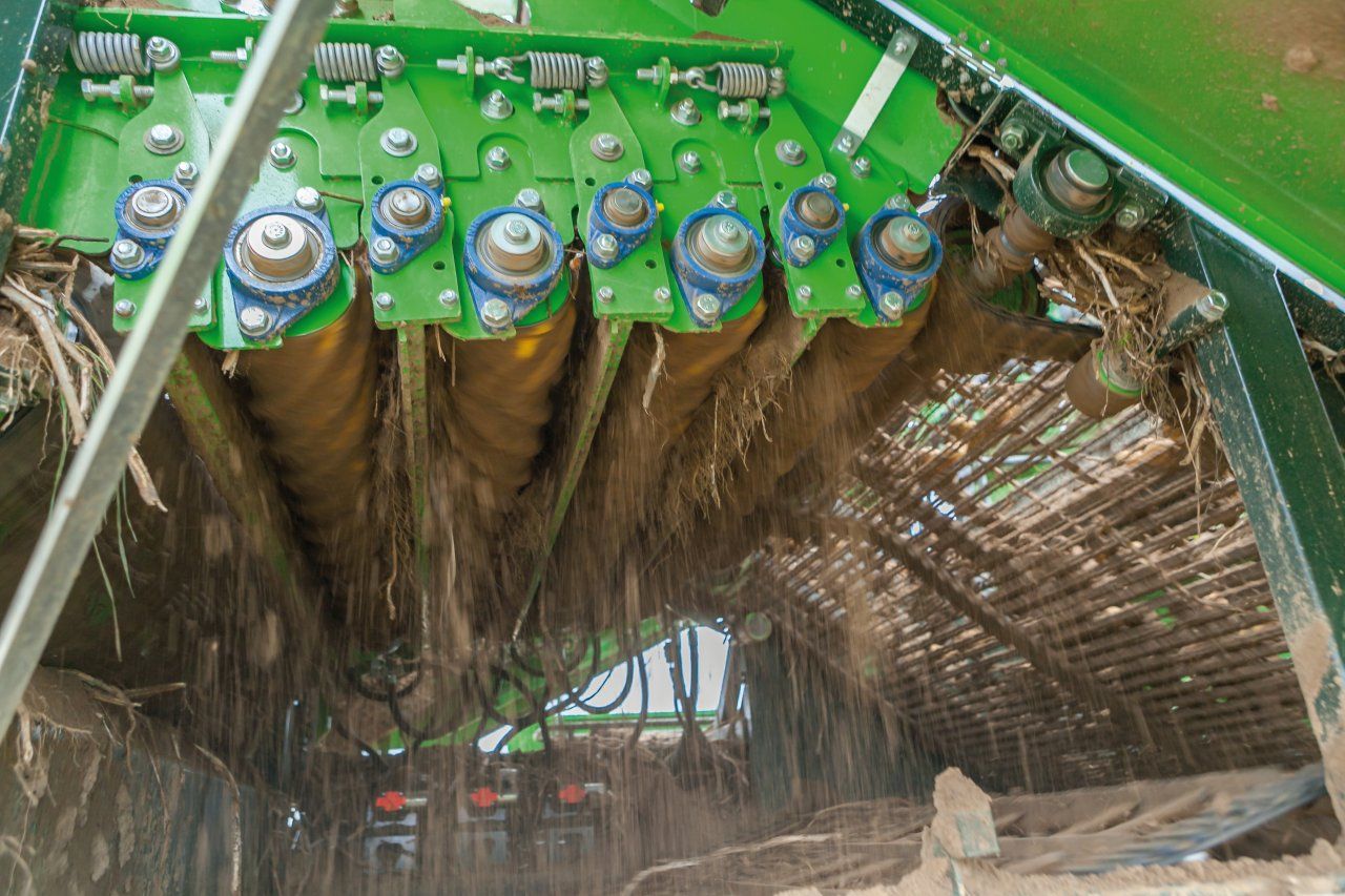 Arracheuse spirit 9200 - avr bvba - puissance 102 kw - capacité de la trémie 8 tonnes_1