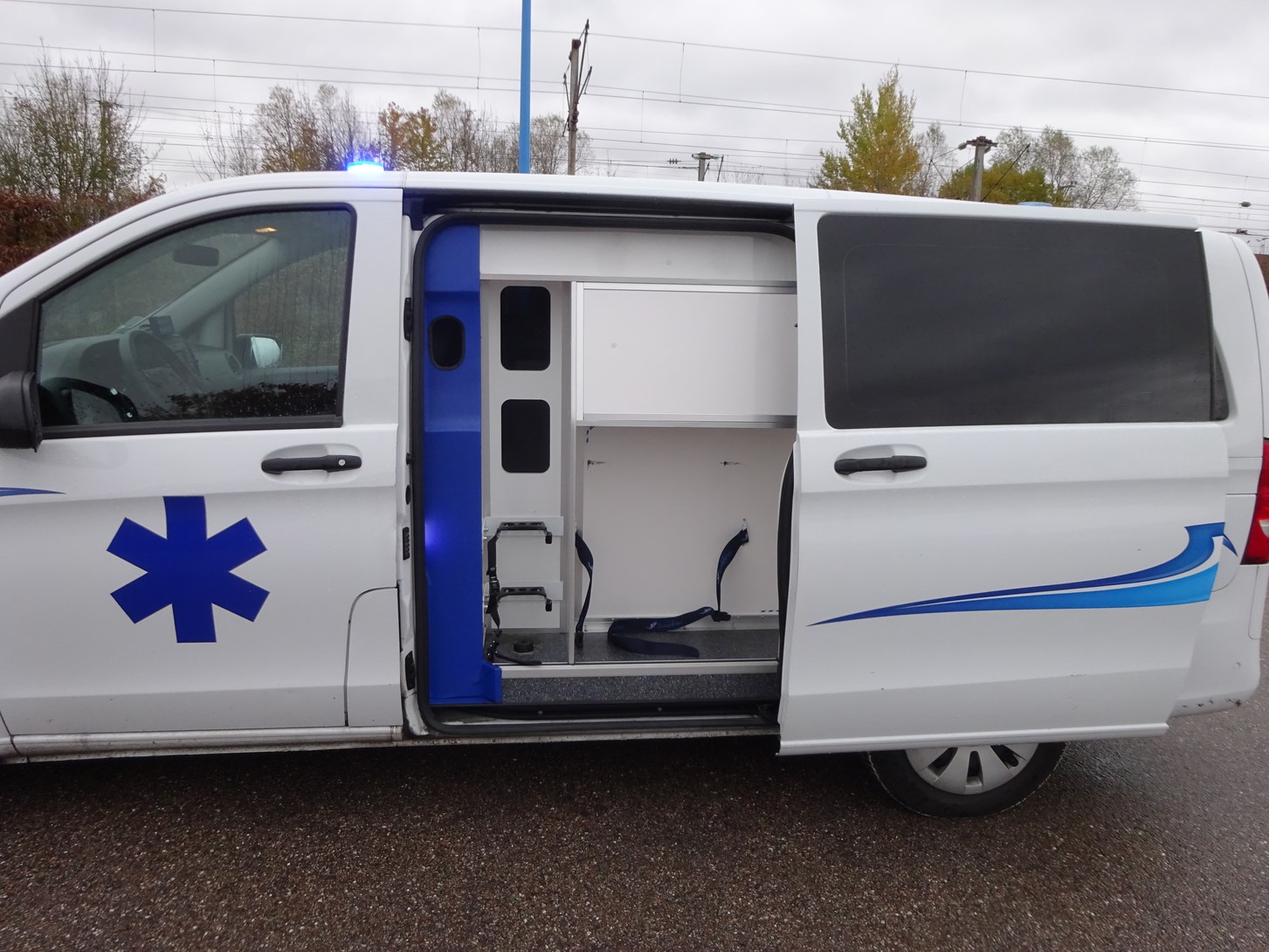 Ambulance d'occasion mercedes-benz vito avec deux portes latérales