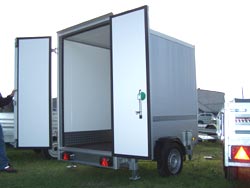 Frigorifiques Cool Trailer - simple ou double essieux - 4 béquilles stabilisatrices_1