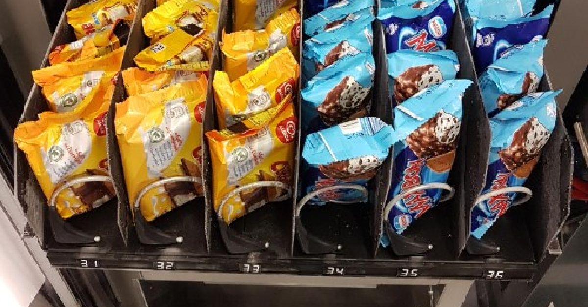 Distributeur de glaces équipé d’un changeur de monnaie intégré