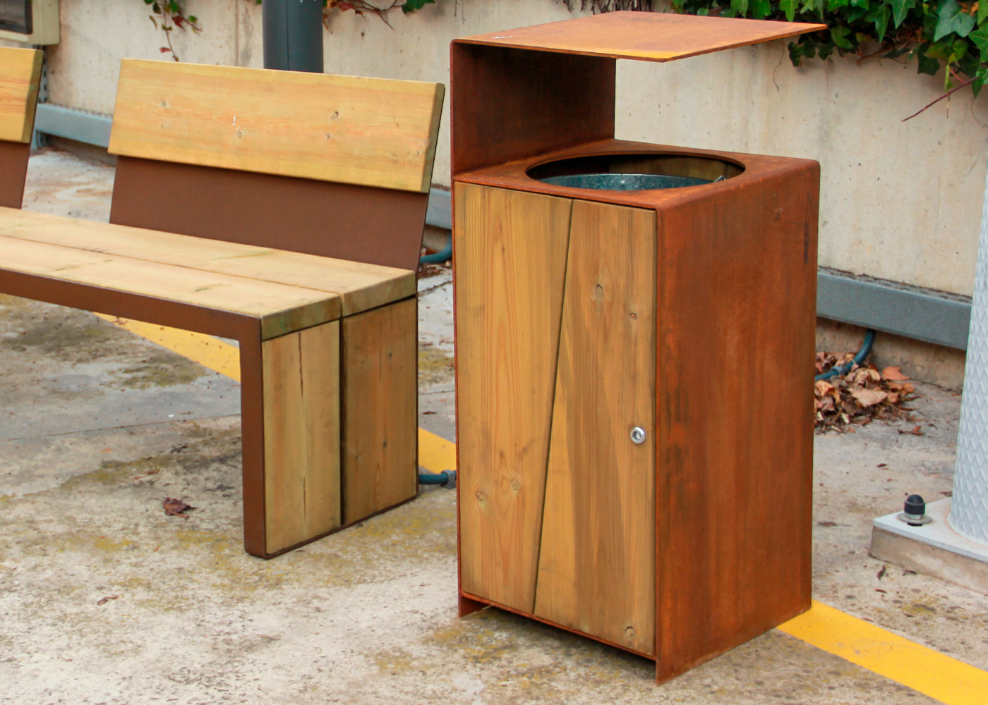 Poubelle publique TOR PA619 - bois de pin traité et structure en acier zingué avec seau intérieur en acier corten_1