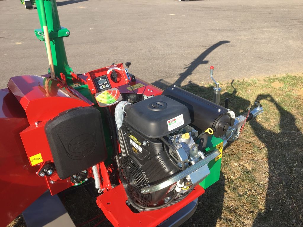 Broyeur de végétaux EVO 150 - compact et performant avec 2 rouleaux ameneurs et frein à inertie_1