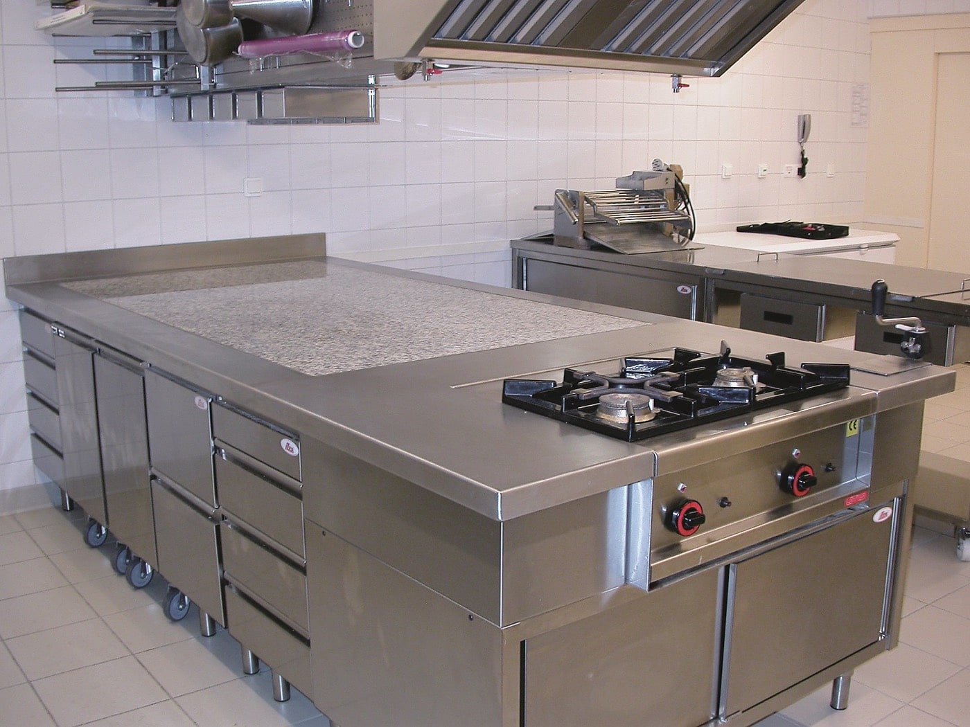 Laboratoire de pâtisserie pour salle de réception- Cuisson, hotte, mobilier et rangement inox_1