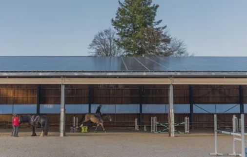 Manège équestre photovoltaïque sans poteau intérieur adapté à toutes les saisons, protégé des intempéries_1