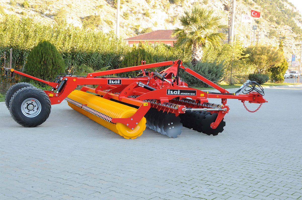 Machine agricole pour travail du sol avec disques crantés