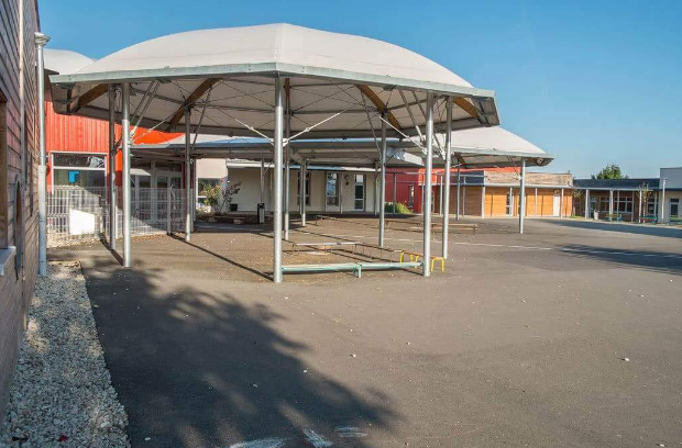 Préau d'école de 439m² en métallo-textile avec membrane sur charpente mixte bois lamellé-collé et acier galvanisé - Sur mesure_1