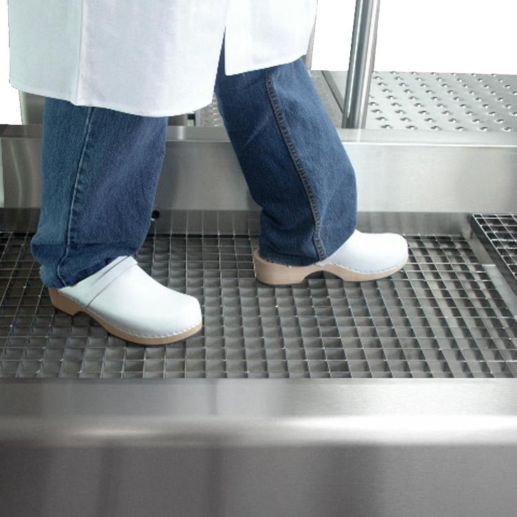 Bac de désinfection des semelles à passage obligé BASIC - grille antidérapante en inox, arrivée d'eau automatique et zone d'égouttage_1