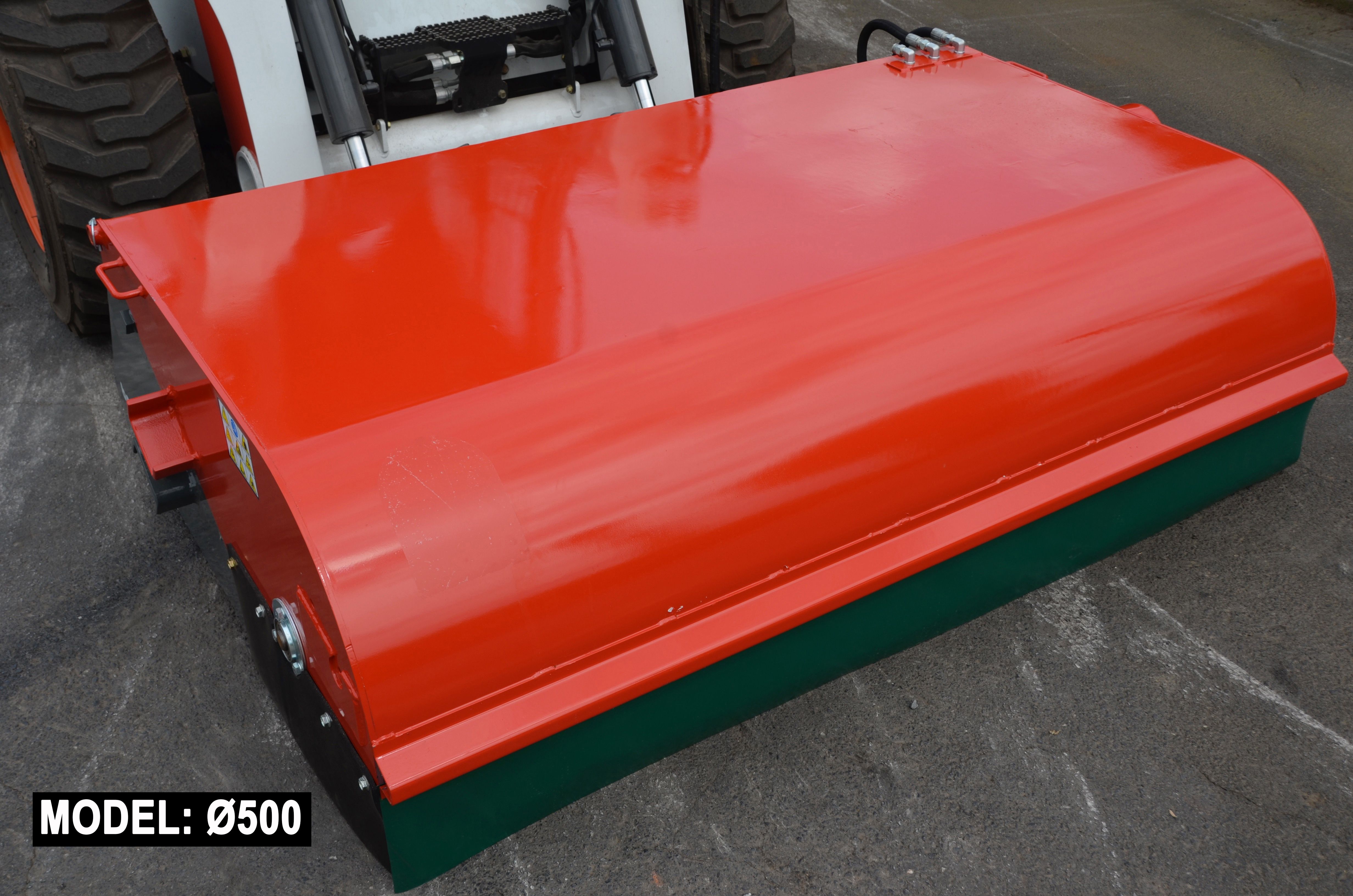 Balayeuse couvercle fermé - Attec - balayage, ramassage et déversement de débris pour chargeuses et pelles-rétros_1