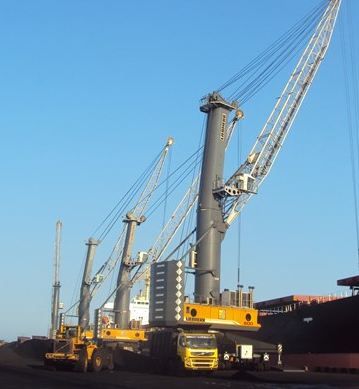 Grue Liebherr LHM 600 avec portée maximale de 58 mètres